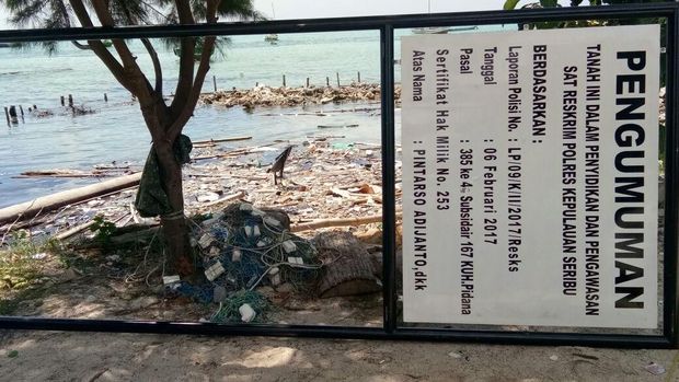 Plang yang dipasang polisi di Pulau Pari.