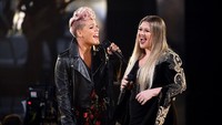 Selain itu ia juga tampil bersama Kelly Clarkson membawakan lagu Everybody Hurt milik R.E.M yang membuat suasana AMAs 2017 jadi semakin sendu. Kevin Winter/Getty Images/detikFoto.
