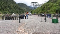 Upacara pemberian penghargaan kepada 63 prajurit TNI tersebut dilaksanakan di depan bekas Pos Kelompok Kriminal Bersenjata, Desa Utikini, Distrik Tembagapura, Kabupaten Mimika, Papua, Minggu (19/11/2017). Dok. Puspen TNI.
