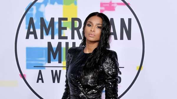 Penampilan Seksi Para Seleb di AMAs 2017 Penampilan Seksi Para Seleb di AMAs 2017