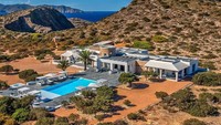 Pulau favorit CR7 itu, digadang-gadang adalah Pulau Tagomago di Spanyol. Lokasinya dekat dari Ibiza di Laut Mediterania (Tagomago Private Island)