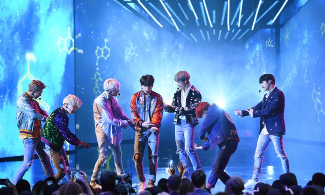 Hadirnya BTS di perhelatan ajang bergengsi kelas dunia itu pun semakin menguatkan sayap mereka untuk menembus pasar industri musik Amerika. Foto: Getty Images