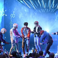 Hadirnya BTS di perhelatan ajang bergengsi kelas dunia itu pun semakin menguatkan sayap mereka untuk menembus pasar industri musik Amerika. Foto: Getty Images