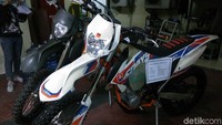 Untuk aksesori hingga ponsel bisa dilihat hari ini (20/11/2017) di gedung Merah-Putih KPK, Jalan Kuningan Persada, Jakarta Selatan. Sedangkan mobil rampasan bisa dilihat besok (21/11) di parkiran KPK, Jalan HR Rasuna Said, Jakarta Selatan (Foto: Tsarina Maharani/detikcom)