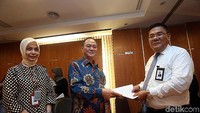 Direktur Utama PT Rejoso Manis Indo Hans Falita Hutama (tengah), menyerahkan Perjanjian Kredit Sindikasi Pembangunan Pabrik Gula Rejoso yang telah ditandatangani kepada Pemimpin Divisi Local Corporate & Multinational Company 2 BNI Chandra (kanan), disaksikan oleh Pemimpin Unit Sindikasi BNI Betty N Alwi (kiri) di Kantor Hukum Hadiputranto Hadinoto & Partners, Jakarta (20/11/2017).