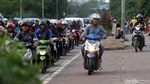 Pemotor Rebut Hak Pejalan Kaki di Jembatan Ampera