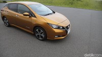 Desain mobil yang dijual seharga 3.150.360 yen di Jepang (Rp 380 jutaan) ini memiliki desain yang ramping. Bahasa desain V-Motion di bagian depan bisa kita lihat pada ciri khas lampu berbentuk bumerang dan grille yang menyerupai huruf V.