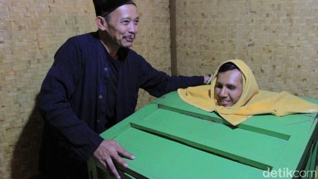  Traveler juga akan diberi handuk di atas kepala (Wisma/detikTravel) 