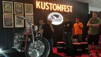 Nanan Sukarna mendapat penjelasan soal Volkswagen Motorcycles. Dok Kustomfest. 