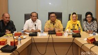 Berbagai suara kader agar Golkar melaksanakan munaslub makin kencang terdengar. Mulai dari loyalis Novanto, Ketua Dewan Pakar Agung Laksono, hingga DPD I Golkar.