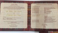 Undangan untuk acara adat Kahiyang-Bobby ini ditulis dalam Bahasa Mandailing.