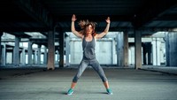 Jumping jacks termasuk olahraga yang tidak ramah bagi pemilik payudara besar. Teorinya sama, seiring tubuh bergerak naik turun, mengontrol gerakan payudara besar akan menjadi sulit. Foto: Thinkstock