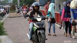 Pemotor Rebut Hak Pejalan Kaki di Jembatan Ampera