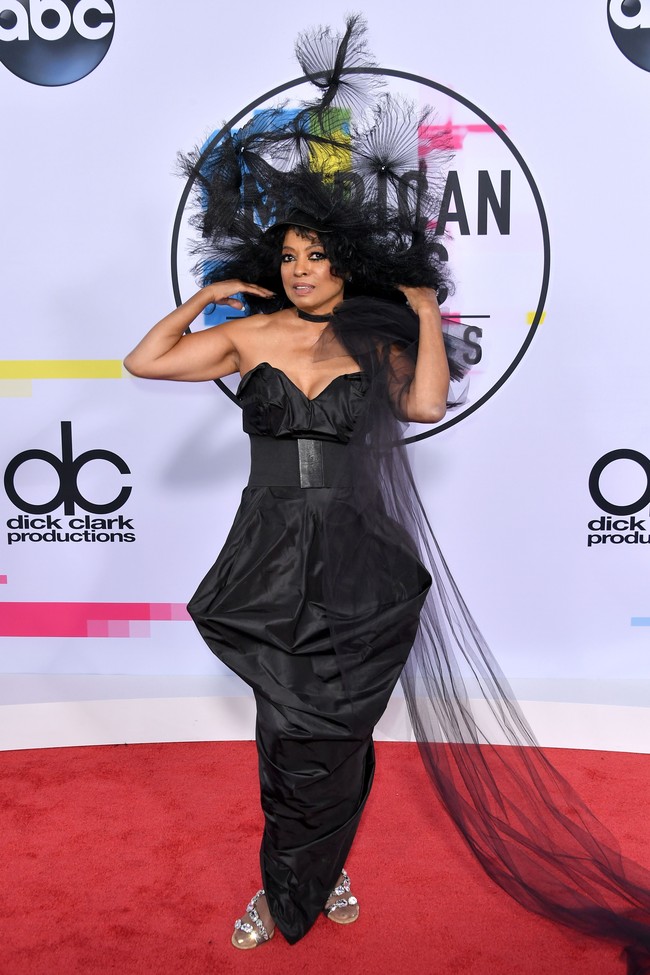 Diana Ross mungkin seorang bintang, namun headpiece besar di kepalanya membuat ia seperti sedang berpesta Halloween. Foto: Dok. Getty Images