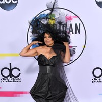 Diana Ross mungkin seorang bintang, namun headpiece besar di kepalanya membuat ia seperti sedang berpesta Halloween. Foto: Dok. Getty Images
