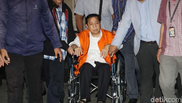 Diperiksa Perdana KPK Sebagai Tersangka, Novanto Menyatakan Tak Sehat