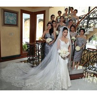 Sebelum resepsi di Hotel Mulia, Dwina Michaella tampil dengan gaun putih di upacara pemberkatan pernikahannya. Berfoto bersama teman-teman dekatnya yang menjadi bridesmaids atau pengiring pengantin, Dwina bak putri raja dengan gaun yang ekornya panjang menyapu lantai. Foto: Dok. Instagram Jovitawidjaja