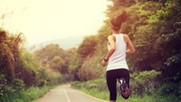 Berlari atau joging akan terasa berat dilakukan bagi wanita yang memiliki payudara besar. Meski masalah ini bisa diminimalisir tapi tetap saja membuat lari menjadi kurang nyaman ketika payudaranya bouncing alias berguncang. Foto: Thinkstock