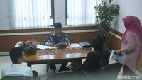 Suasana dingin pun tampak dari sidang perceraian mereka. Foto: Noel/Palevi