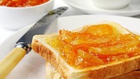 Kalau bosan sereal, nenek Pangeran William dan Harry ini memilih roti panggang dengan marmalade. Biasanya selai yang dipakai keluarga kerajaan Inggris adalah merek Wilkin & Sons. Foto: Istimewa
