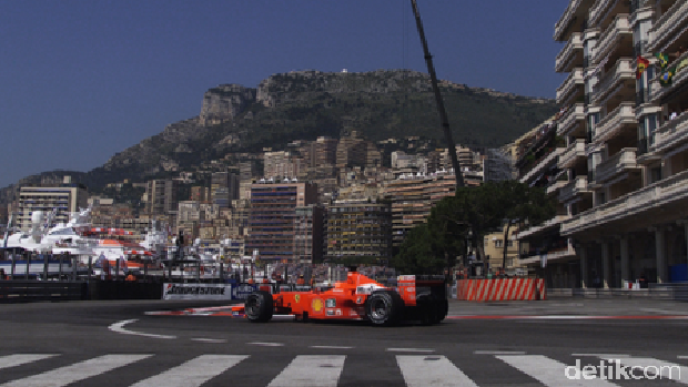 Michael Schumacher saat melintasi Nouvelle Chicane di Monako pada tahun 2001