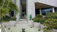 Air mancur ini letaknya di depan Gedung DPRD DKI yang menghadap ke Jalan Kebon Sirih. 