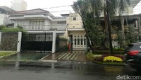 Dua rumah Novanto bernomor PU-10 dan PU-11. Dua rumah lain ada di belakang dua rumah itu, yaitu PU-16 dan PU-17. Foto di atas adalah rumah yang bernomor PU-16 (kiri) dan PU-17 (kanan). Foto: dok. detikX