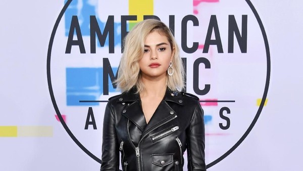 Foto: 8 Selebriti Berbusana Terbaik di American Music Awards 2017