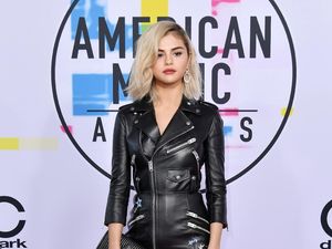 Foto: 8 Selebriti Berbusana Terbaik di American Music Awards 2017