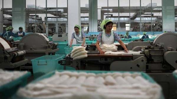 Keadaan sebuah pabrik tekstil di Pyongyang yang memperlihatkan para pekerja wanita Korea Utara (AFP)