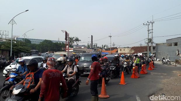 Arus lalin saat pembongkaran rumah di Ahmad Yani/