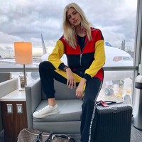 Model cantik Devon Windsor siap terbang ke Shanghai. Postingannya tersebut, diunggah pada tiga hari lalu. Devon tampil santai dengan setelan training. CHINA HERE I COME !!! Can’t believe I am headed to Shanghai today for the #VSFashionShow, begitu tulisnya. Foto: Instagram