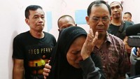 Tidak sedikit dari mereka yang menangis karena sedih ditinggal pergi Laila Sari. Foto: Ismail