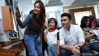Aldi sempat jadi obyek selfie pengunjung pengadilan. Foto: Noel/Palevi