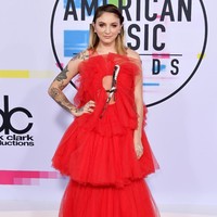 Tumpukan tulle dari gaun merah Julia Michaels ini cantik, hanya saja bagian cutout di dada dan simpul pitanya sulit dimengerti. Foto: Dok. Getty Images