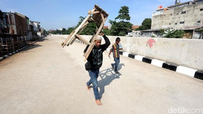 Foto: Bantaran Ciliwung, Dulu Deretan Rumah Kumuh Kini Jalan Inspeksi