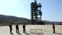 Kalau foto ini menggambarkan tentara Korea Utara berjaga di depan roket Unha-3 di pusat ruang Tangachai (AFP)