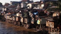 Dulu, jejeran rumah semi permanen berdiri di sepanjang bantaran sungai ciliwung seperti ini. dok. detikcom