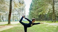 Nirina mengaku tidak membatasi diri pada satu jenis olahraga saja. Di sini ia sedang latihan yoga di alam terbuka. (Foto: Instagram/nirinazubir_)