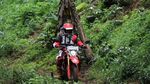 Terabas Hutan Pakai Motor Trail