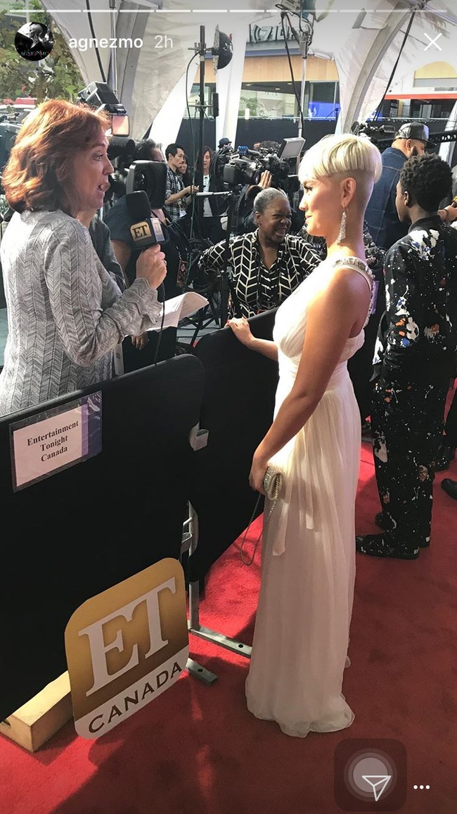 Agnez terlihat membawa clutch silver yang senada dengan antingnya saat diwawancara oleh ET (Entertainment Tonight). Foto: Instagram