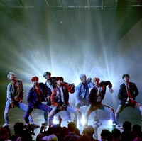 Gaya ketujuh personil BTS saat di panggung yang penuh dengan warna dan nyentrik pada American Music Awards 2017 itu pun sukses mencuri atensi.Foto: Getty Images
