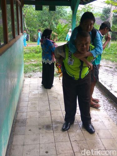 Aiptu Zainal Arifin tak segan menggendong Anshori/