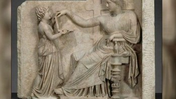 Batu nisan Yunani dari tahun 100 SM ini menampilkan benda yang disebut-sebut sebagai laptop batu kuno dengan dua port USB pada salah satu sisinya. Ukiran yang ditaruh di J. Paul Getty Museum di California, Amerika Serikat ini merupakan penanda makam yang menggambarkan kegiatan sehari-hari orang yang dikubur. Beragam spekulasi menyebutkan, si pemilik nisan semasa hidupnya melakukan kegiatan seperti para wanita modern saat ini, termasuk membuka laptop dan bermedia sosial. Foto: Internet