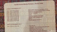 Rangkaian acara adat Mandailing juga tertulis di undangan.