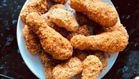 Selina Allens dari Tiers of joy juga membuat cake yang mirip seperti ayam goreng dengan paduan remahan cornflakes. Mirip seperti sungguhan ya? Foto: Tiers of joy