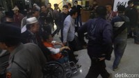 Foto: Novanto tak berkomentar saat ditanya wartawan tentang pemeriksaannya hari ini. Terlihat pengacara Novanto, Frederich Yunadi juga ikut mendampingi Novanto. (Grandyos Zafna/detikcom)