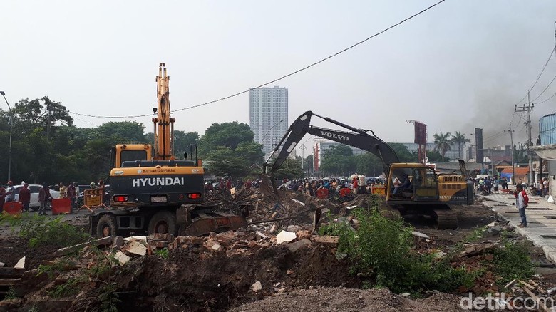 Satu Bangunan di Jalan Ahmad Yani Akhirnya Dibongkar Satu Bangunan di Jalan Ahmad Yani Akhirnya Dibongkar
