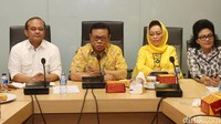 Agung Laksono memberikan keterangan.