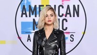 Usai kembali dekat dengan Justin Bieber, Selena Gomez kini tampil sangat edgy dengan dress kulit berwarna hitam saat menghadiri acara AMAs 2017 di California, AS pada akhir pekan lalu. Neilson Barnard/Getty Images/detikFoto.